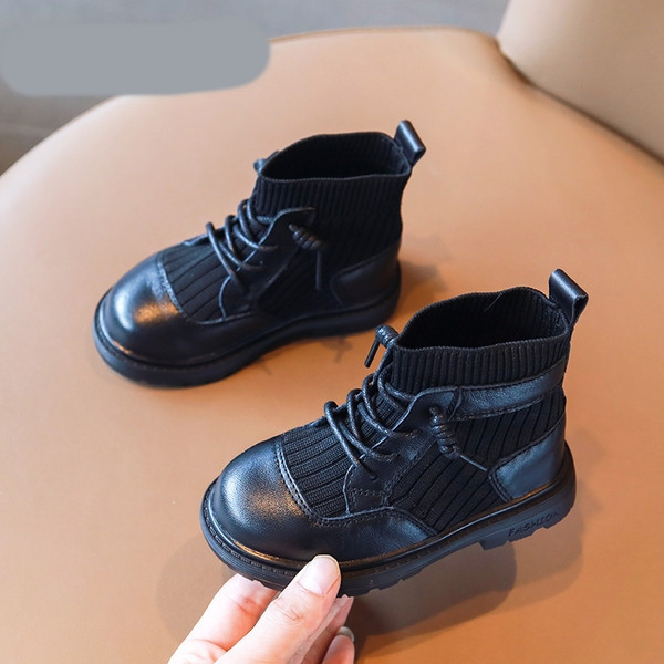 Νέο μοντέλο παιδικές μπότες με επίπεδη σόλα σε μαύρο χρώμα