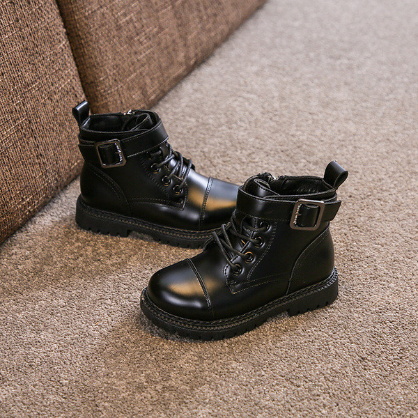 Μαύρες παιδικές μπότες με κορδόνια και αγκράφα