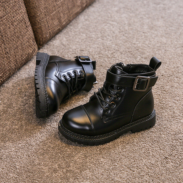 Μαύρες παιδικές μπότες με κορδόνια και αγκράφα