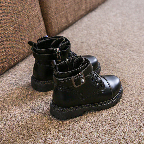 Μαύρες παιδικές μπότες με κορδόνια και αγκράφα