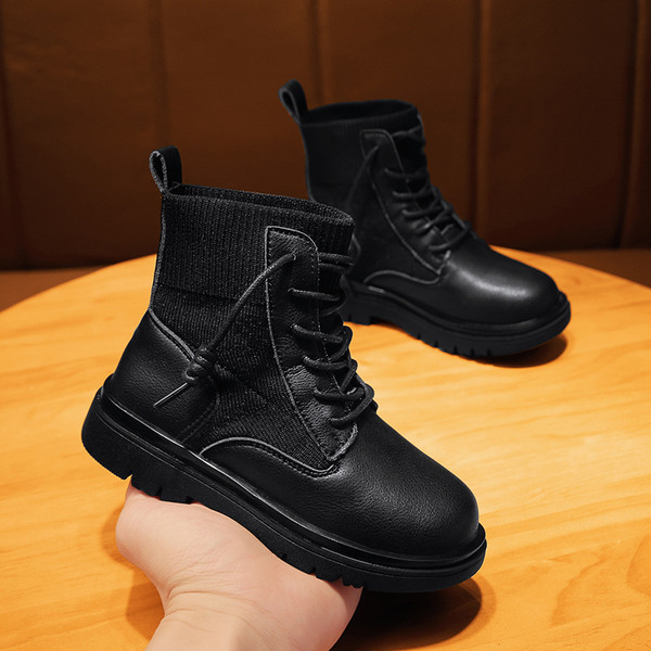 Παιδικές μπότες με κορδόνια για κορίτσια - μαύρο χρώμα