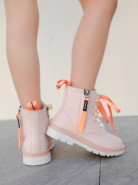 Παιδικές μπότες με τραχιά σόλα και κορδόνια