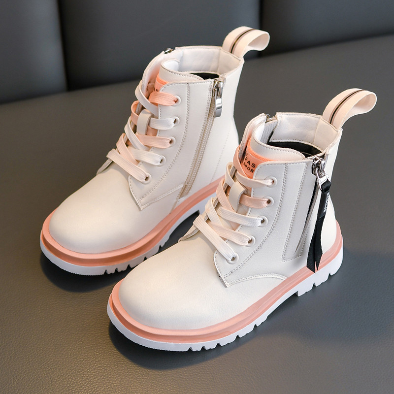 Παιδικές μπότες με τραχιά σόλα και κορδόνια