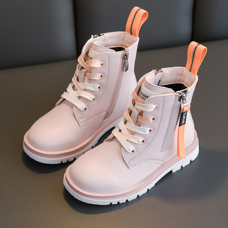 Παιδικές μπότες με τραχιά σόλα και κορδόνια