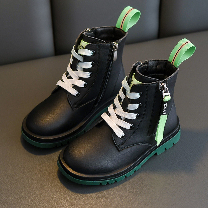 Παιδικές μπότες με τραχιά σόλα και κορδόνια