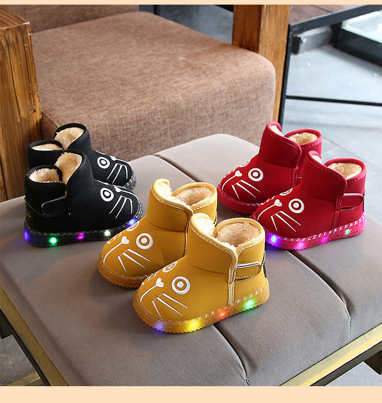Μοντέρνες παιδικές μπότες με φωτεινή σόλα και κέντημα