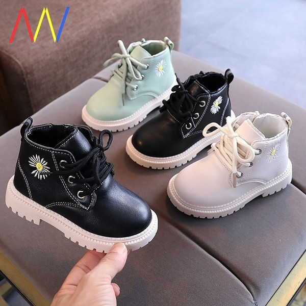 Öko bőrből készült gyerekcsizma lányoknak hímzéssel és nyakkendővel