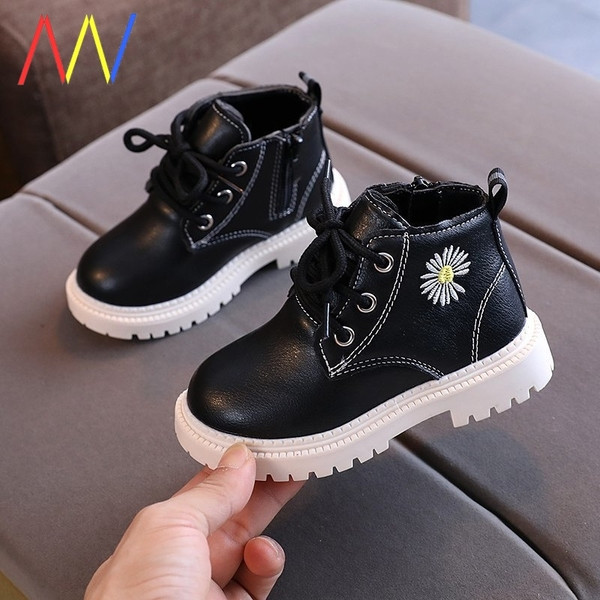 Öko bőrből készült gyerekcsizma lányoknak hímzéssel és nyakkendővel