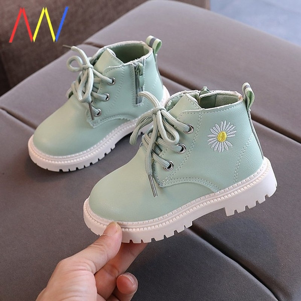 Öko bőrből készült gyerekcsizma lányoknak hímzéssel és nyakkendővel