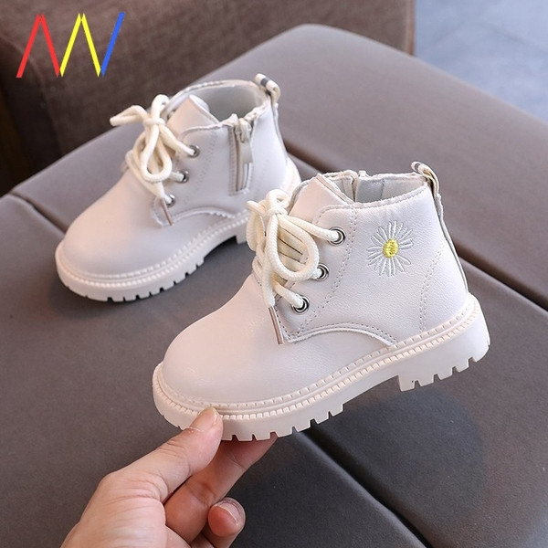 Öko bőrből készült gyerekcsizma lányoknak hímzéssel és nyakkendővel