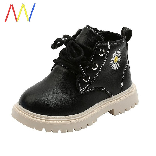 Öko bőrből készült gyerekcsizma lányoknak hímzéssel és nyakkendővel