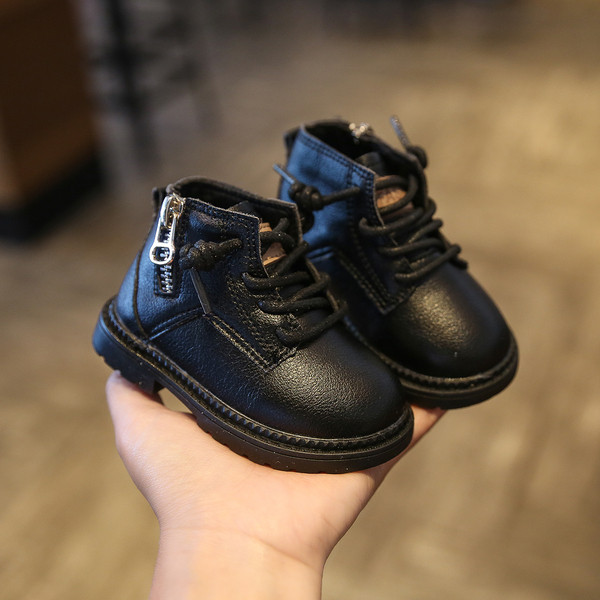 Μοντέρνες παιδικές μπότες για κορίτσια με φερμουάρ και κορδόνια