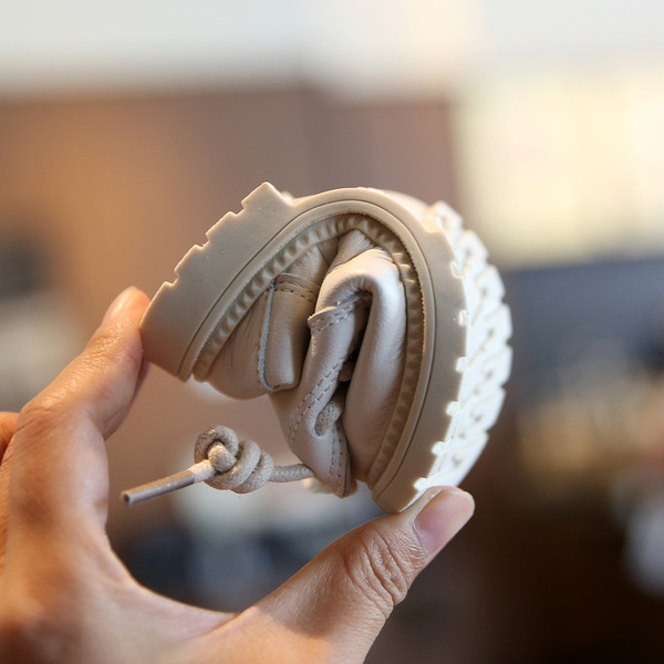 Μοντέρνες παιδικές μπότες για κορίτσια με φερμουάρ και κορδόνια