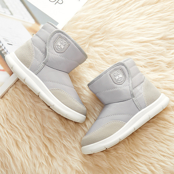 Παιδικές μπότες για κορίτσια με επίπεδη σόλα και έμβλημα