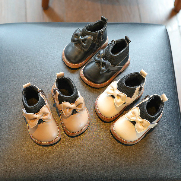 Παιδικές μπότες για κορίτσια κατασκευασμένες από έκο δερμάτινο ύφασμα με κορδέλα