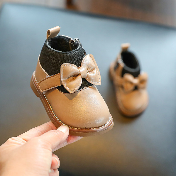 Παιδικές μπότες για κορίτσια κατασκευασμένες από έκο δερμάτινο ύφασμα με κορδέλα