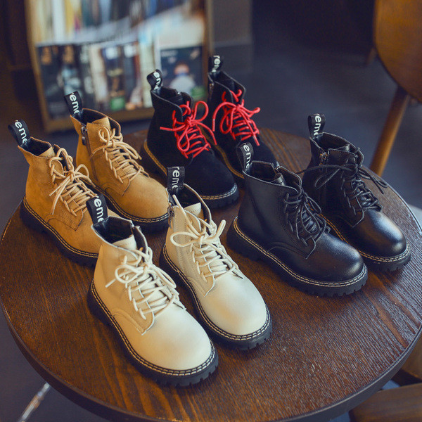 Παιδικές  έκο δερμάτινες μπότες με κορδόνια και επίπεδη σόλα σε λευκό και μαύρο χρώμα  για κορίτσια