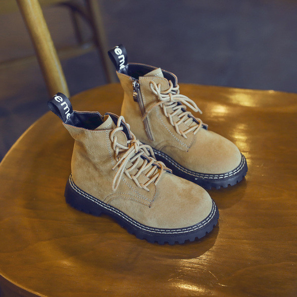 Παιδικές  έκο δερμάτινες μπότες με κορδόνια και επίπεδη σόλα σε λευκό και μαύρο χρώμα  για κορίτσια