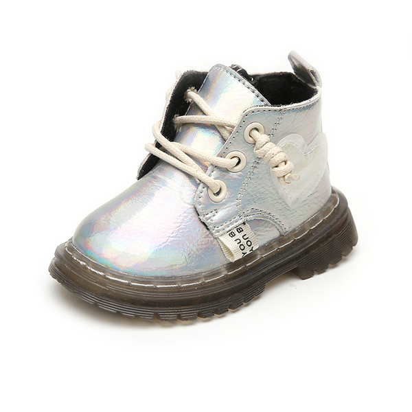 Öko bőrből készült, fényes hatású, fűzős gyerekcsizma