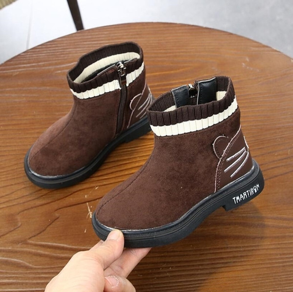 Öko velúrból készült, hímzéssel ellátott alkalmi gyerekcsizma lányoknak