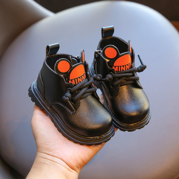 Μοντέρνες παιδικές μπότες με τρισδιάστατο στοιχείο από έκο δέρμα για κορίτσια