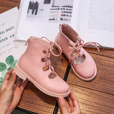 Μοντέρνα παιδικές μπότες από δέρμα eco με κομμένα μέρη και κορδόνια