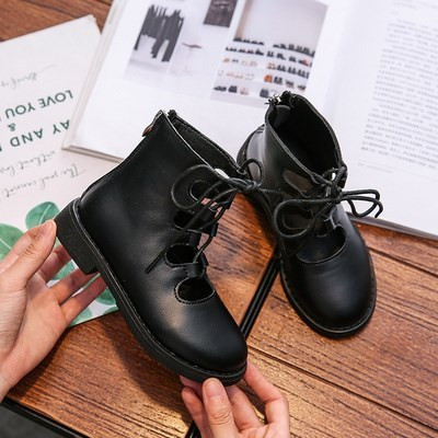 Μοντέρνα παιδικές μπότες από δέρμα eco με κομμένα μέρη και κορδόνια