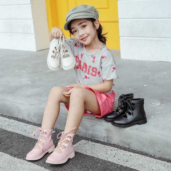 Μοντέρνα παιδικές μπότες από δέρμα eco με κομμένα μέρη και κορδόνια