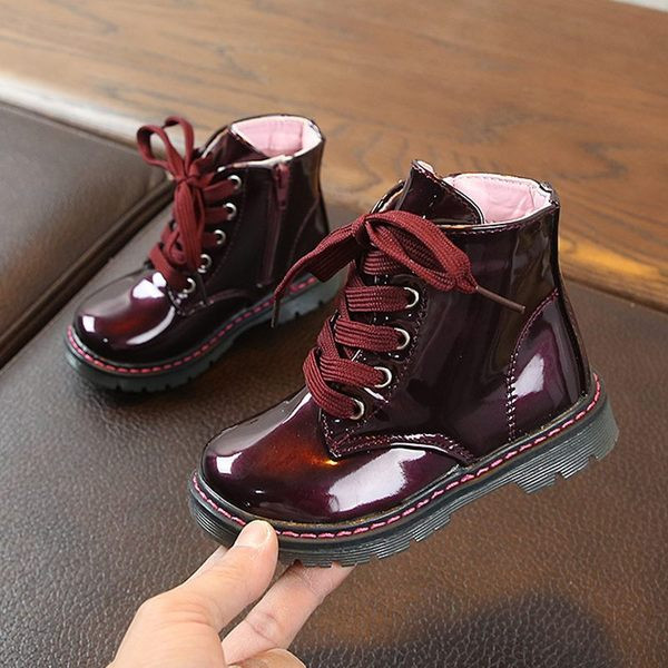 Lapos talpú és fűzős gyerek lakkcsizma lányoknak