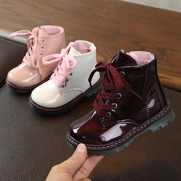 Lapos talpú és fűzős gyerek lakkcsizma lányoknak