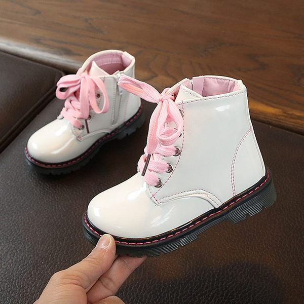 Lapos talpú és fűzős gyerek lakkcsizma lányoknak