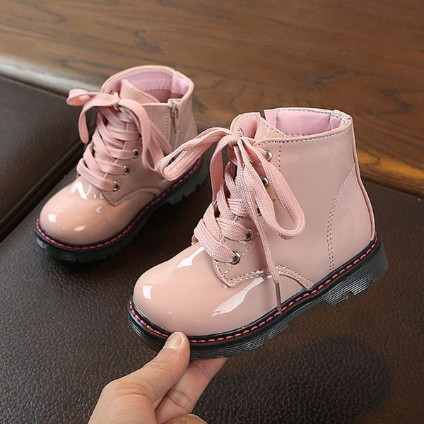 Lapos talpú és fűzős gyerek lakkcsizma lányoknak