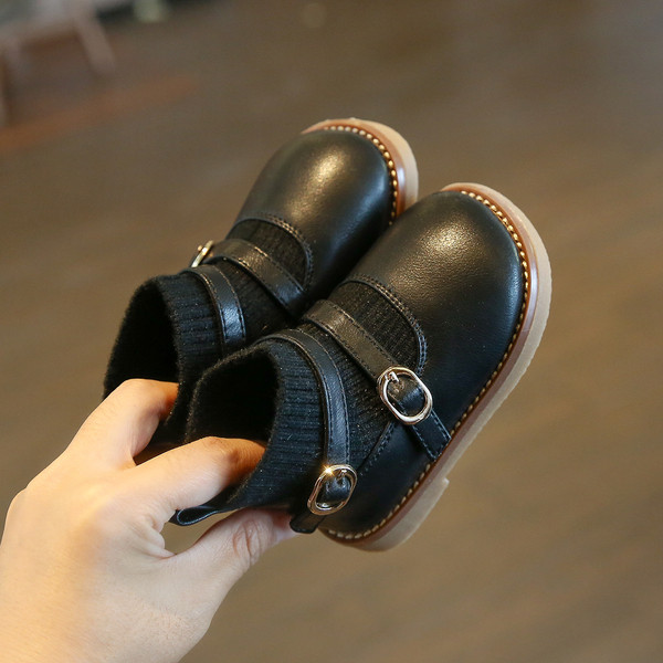 Μοντέρνες παιδικές μπότες από οικολογικό δέρμα με αγκράφες για κορίτσια