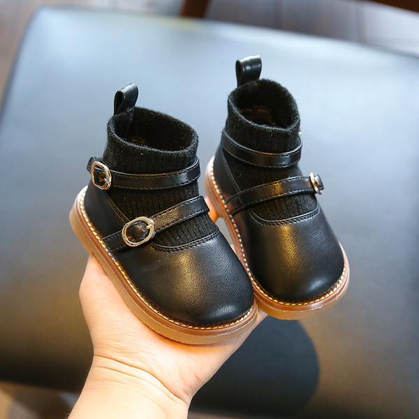 Μοντέρνες παιδικές μπότες από οικολογικό δέρμα με αγκράφες για κορίτσια