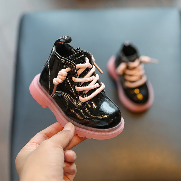 Νέο μοντέλο παιδικές μπότες με χρωματιστά κορδόνια