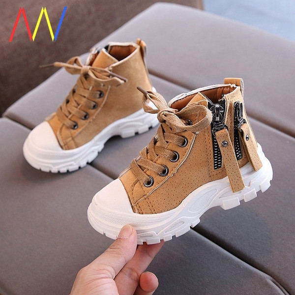 Tavaszi-őszi gyerekcsizma cipzárral és fűzővel