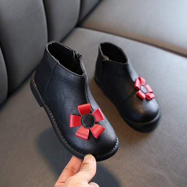 Gyerekcsizma műbőr virággal és cipzárral