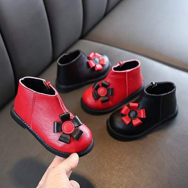 Gyerekcsizma műbőr virággal és cipzárral