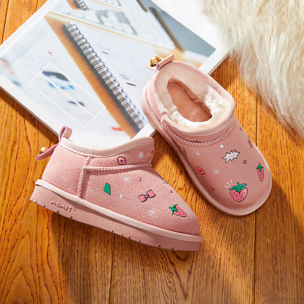 Μοντέρνες παιδικές μπότες για κορίτσια με επίπεδη σόλα και εφαρμογές