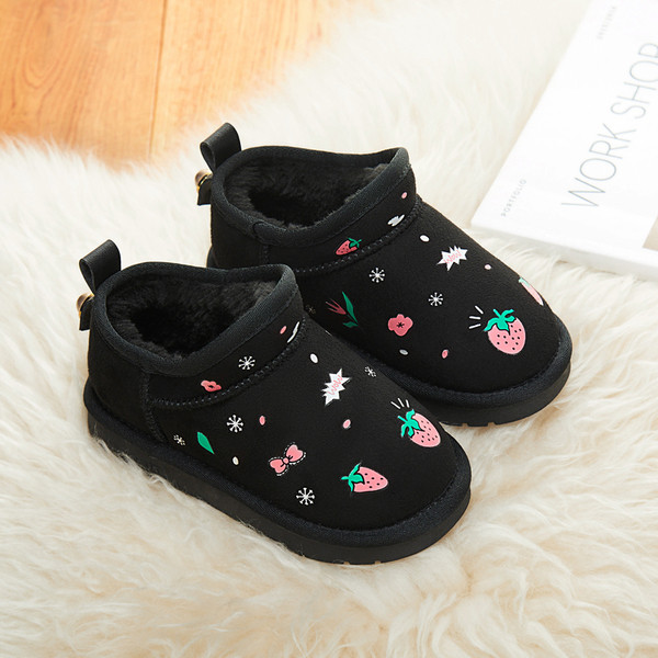 Μοντέρνες παιδικές μπότες για κορίτσια με επίπεδη σόλα και εφαρμογές