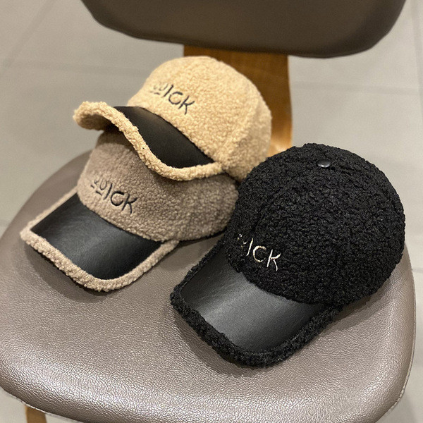 Γυναικείο καπέλο με γείσο και επιγραφή