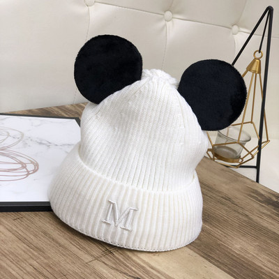 Női téli sapka hímzéssel és 3D elemekkel