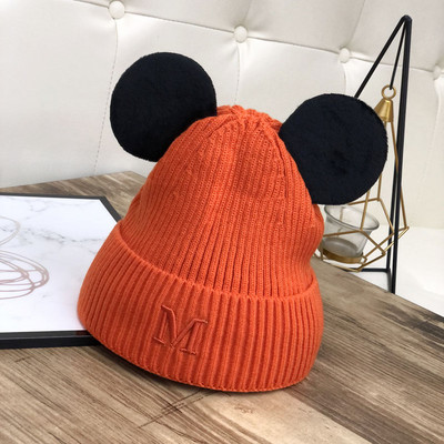 Női téli sapka hímzéssel és 3D elemekkel