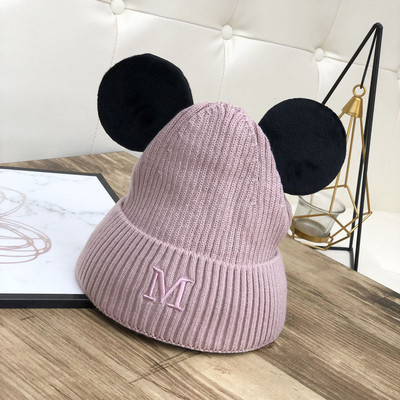 Női téli sapka hímzéssel és 3D elemekkel
