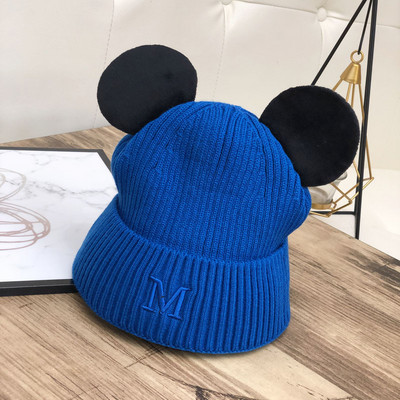 Női téli sapka hímzéssel és 3D elemekkel