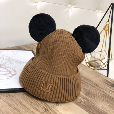 Női téli sapka hímzéssel és 3D elemekkel