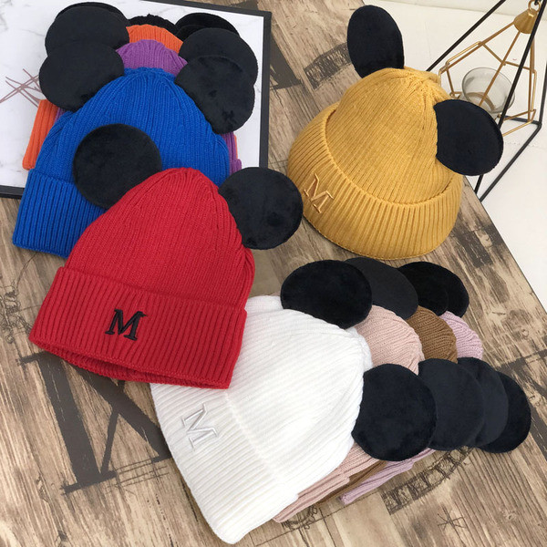 Női téli sapka hímzéssel és 3D elemekkel