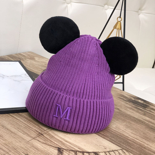 Női téli sapka hímzéssel és 3D elemekkel