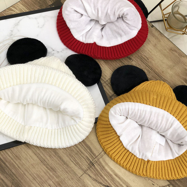 Női téli sapka hímzéssel és 3D elemekkel