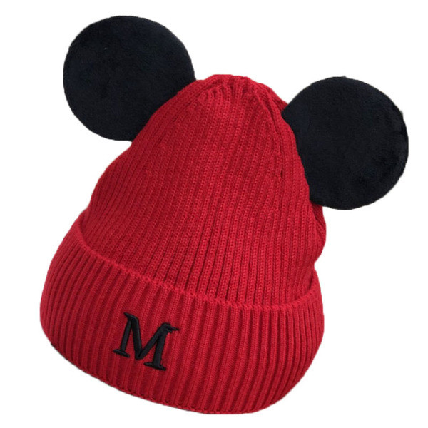 Női téli sapka hímzéssel és 3D elemekkel